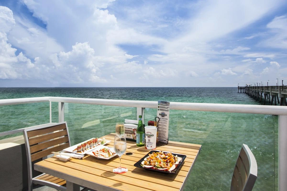 Mesa frente al mar en Quarterdeck Dania Beach Pier